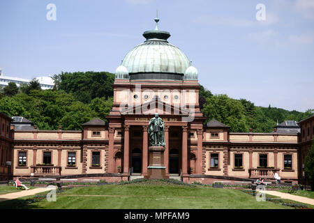 Bad Homburg, Allemagne - le 19 mai 2018 : le Kaiser Wilhelm baignoire avec le monument impérial, un bâtiment historique et dome construction dans les jardins du spa Banque D'Images