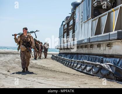 SENOOR BEACH, Oman (fév. 15, 2017) de la Marine américaine lance le Cpl. Elie Beers ,une machine gunner avec une compagnie du bataillon, 1ère équipe d'atterrissage ne., 4ème Marines, 11e Marine Expeditionary Unit, marche d'un Landing Craft Air Cushion vers sa zone de transit de l'unité au cours de l'exercice Sea soldat, le 15 février. 2017 Soldat de la mer est un annuel, exercice bilatéral mené avec l'Armée royale d'Oman conçu pour démontrer les compétences de coopération et la volonté des États-Unis et pays partenaires de collaborer dans le maintien de la stabilité régionale et la sécurité. USS Somerset, avec la 11e unité expéditionnaire de Marines embarqués, est to deploye Banque D'Images