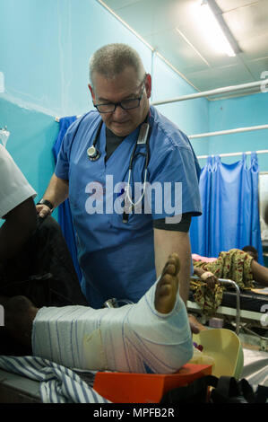 Le personnel médical de l'armée américaine fournit des soins d'urgence lors de l'exercice de préparation médicale 17-2 au 37e hôpital militaire d'Accra, au Ghana, traitant les fractures et les blessures tout en démontrant les techniques de stabilisation des patients. MEDRETE 17-2 comprend des participants de l'armée américaine Afrique, du Brooke Army Medical Center, de la Garde nationale du Dakota du Nord et du personnel médical ghanéen. Le programme améliore la préparation médicale, la collaboration et les capacités de soins de santé pour les opérations militaires et humanitaires régionales. Banque D'Images