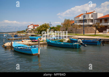 Petits bateaux de pêche dans le port de la cité médiévale de Nin près de Zadar Croatie sur la côte Adriatique Banque D'Images