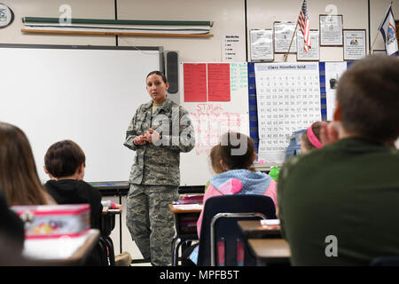 Tech. Le Sgt. Jessica Mullins, attribué à 130e Airlift Wing de l'Escadron de soutien de la Force, parle aux étudiants au cours d'une visite à l'école élémentaire de pincement, le 22 février 2017 à Elkview, W.Va. Aviateurs et soldats de la Garde nationale de la Virginie de l'Ouest ont joint leurs forces afin de discuter de leur participation à des opérations de recherche et de sauvetage à l'appui de l'opération Pluie d'été, une inondation qui a causé de lourds dommages tout au long de l'État 44 55 comtés. (U.S. Photo de la Garde nationale aérienne par le sergent. Adam Juchniewicz) Banque D'Images