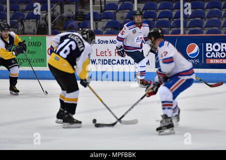 Les membres de la Charleston patriotes et de la Charleston Enforcers jouer au hockey pendant la 3ème partie de hockey de bienfaisance annuel Matuskovic au North Charleston Coliseum & Performing Arts Center, le 18 février 2017. Le jeu est joué à la mémoire de Joe, Matuskovic Charleston Comté, adjoint du shérif et d'autres membres du service et des secouristes tués dans l'exercice de leurs fonctions. Les membres de la Charleston patriotes sont de Joint Base Charleston tandis que les membres de la Charleston sont responsables de la Charleston County Sheriff's Office et du service d'incendie.Le Charleston Enforcers a gagné le match avec un score final de 1 Banque D'Images