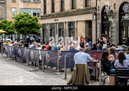 Grand groupe de personnes dans le domaine de l'outdoor assis form-fin Fournil & cafe, John St, Merchant City, Glasgow, Écosse, Royaume-Uni Banque D'Images