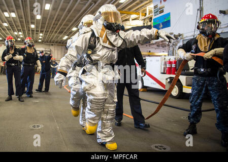 170224-N-XT039-147 SASEBO, Japon (fév. 24, 2017) Ministère de l'Air combat marins une simulation d'incendie d'aéronefs dans la zone d'assaut amphibie USS Bonhomme Richard (DG 6). Bonhomme Richard, l'avant-déployé à Sasebo, au Japon, est au service de l'avant pour avoir une capacité d'intervention rapide en cas de catastrophe naturelle ou d'urgence régionaux. (U.S. Photo par marine Spécialiste de la communication de masse Seaman Apprentice Jesse Marquez Magallanes/libérés) Banque D'Images