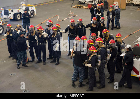 170224-N-XT039-312 SASEBO, Japon (fév. 24, 2017) Ministère de l'Air combat marins une simulation d'incendie d'aéronefs dans la zone d'assaut amphibie USS Bonhomme Richard (DG 6). Bonhomme Richard, l'avant-déployé à Sasebo, au Japon, est au service de l'avant pour avoir une capacité d'intervention rapide en cas de catastrophe naturelle ou d'urgence régionaux. (U.S. Photo par marine Spécialiste de la communication de masse Seaman Apprentice Jesse Marquez Magallanes/libérés) Banque D'Images