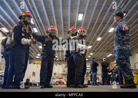 170224-N-XT039-376 SASEBO, Japon (fév. 24, 2017) Ministère de l'Air combat marins une simulation d'incendie d'aéronefs dans la zone d'assaut amphibie USS Bonhomme Richard (DG 6). Bonhomme Richard, l'avant-déployé à Sasebo, au Japon, est au service de l'avant pour avoir une capacité d'intervention rapide en cas de catastrophe naturelle ou d'urgence régionaux. (U.S. Photo par marine Spécialiste de la communication de masse Seaman Apprentice Jesse Marquez Magallanes/libérés) Banque D'Images