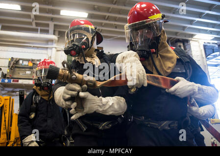 170224-N-XT039-395 SASEBO, Japon (fév. 24, 2017) Ministère de l'Air combat marins une simulation d'incendie d'aéronefs dans la zone d'assaut amphibie USS Bonhomme Richard (DG 6). Bonhomme Richard, l'avant-déployé à Sasebo, au Japon, est au service de l'avant pour avoir une capacité d'intervention rapide en cas de catastrophe naturelle ou d'urgence régionaux. (U.S. Photo par marine Spécialiste de la communication de masse Seaman Apprentice Jesse Marquez Magallanes/libérés) Banque D'Images