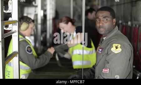 U.S. Air Force Tech. Le Sgt. Detrick, Hysaw 18e Escadron d'évacuation aéromédicale Æ technicien, configure un Japan Air Self-Defense Force C-130 Hercules avec les aviateurs de la Royal Australian Air Force pour le transport du patient le 21 février 2017, à la base aérienne d'Andersen, Guam. L'évacuation aéromédicale aviateurs de Kadena Air Base, Japon, a terminé la formation médicale avec aviateurs australiens et japonais au cours de l'exercice annuel Faire face nord. Le 18ème AES maintient une présence en avant et prend en charge les éventualités dans le Pacifique, pour atteindre à partir de la Corne de l'Afrique à l'Alaska. (Avec la permission de la photo) Banque D'Images