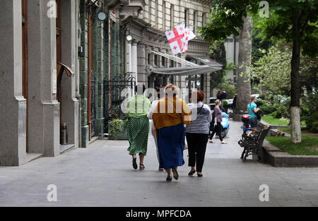 Les touristes à marcher le long Shota Rustaveli Avenue à Tbilissi Banque D'Images