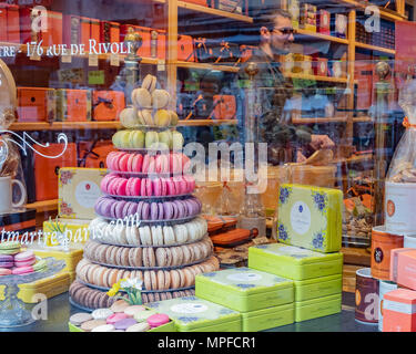Une pile de délicieux macaron, une douce à base de meringue, de confection sont affichées dans une boutique spécialisée à Montmartre Paris. Banque D'Images
