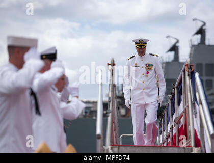 170224-N-LY160-0369 PEARL HARBOR, Hawaï (fév. 24, 2017) Le Cmdr. Todd J. Nethercott, est joué à terre au cours de la Virginia-classe sous-marin d'attaque rapide USS Texas (SSN 775) Cérémonie de passation de commandement, le sous-marin historique piers dans Harbor-Hickam Pearl d'une base commune. (U.S. Photo par marine Spécialiste de la communication de masse 2e classe Michael Lee/libérés) Banque D'Images