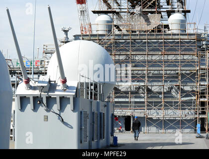 170222-N-GJ414-119 Yokosuka, Japon (fév. 22, 2017) - 3e classe Mate du machiniste Cole Lair, attaché à la 7ème Flotte américaine navire amiral USS Blue Ridge (CAC 19), promenades sur le pont principal du navire. Blue Ridge est dans une vaste période de constitution en vue de moderniser le navire de continuer à servir de plate-forme de communication robuste dans la 7e flotte américaine zone d'opérations. (U.S. Photo par marine Spécialiste de la communication de masse/ Semales Patrick marin libéré) Banque D'Images