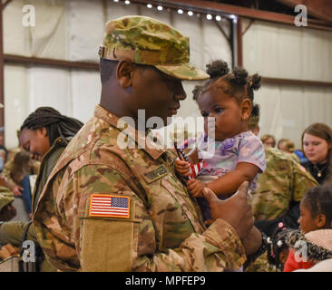 Des soldats américains avec le 742nd Support Maintenance Company, en Caroline du Sud, sont de Garde Nationale d'armée farwell soumission par la famille et les amis au cours d'une cérémonie tenue à déploiement Eagle Aviation à Columbia en Caroline du Sud, le 26 février 2017. Plus de 140 soldats de l'unité seront mobilisées pendant environ une année pour appuyer l'opération de l'armée américaine et résoudre l'Atlantique de l'Europe. L'unité fournira des capacités de réparation et entretien de véhicules, de l'électronique, les armes légères et armes, affecté à la 16e Brigade de maintien en puissance en Europe de l'Est. (U.S. La Garde nationale de l'armée photo par le Sgt. Tashera Pravato) Banque D'Images