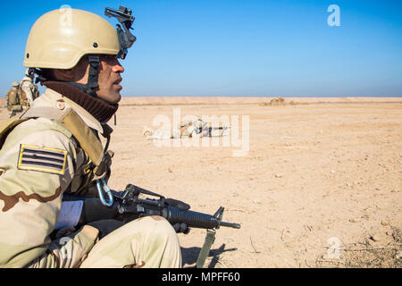 Un soldat des forces de sécurité irakiennes recherche les menaces ennemies possibles, ils réagissent au contact lors d'un exercice de tir réel au Camp Taji, Irak, le 25 février 2017. Les soldats ont assisté à la Cours de chefs subalternes et dirigé par les forces de la Coalition visant à améliorer les compétences de combat de base à l'appui de la Force opérationnelle interarmées - fonctionnement inhérentes à résoudre, la Coalition mondiale pour vaincre ISIS en Iraq et en Syrie. (U.S. Photo de l'armée par la CPS. Christopher Brecht) Banque D'Images