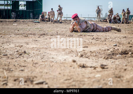 Un soldat des forces de sécurité irakiennes recherche les menaces possibles au cours de formation de recyclage, ils réagissent au contact au Camp Taji, Irak, le 25 février 2017. Les soldats ont assisté à la Cours de chefs subalternes et dirigé par les forces de la Coalition visant à améliorer les compétences de combat de base à l'appui de la Force opérationnelle interarmées - fonctionnement inhérentes à résoudre, la Coalition mondiale pour vaincre ISIS en Iraq et en Syrie. (U.S. Photo de l'armée par la CPS. Christopher Brecht) Banque D'Images