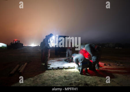 Des réservistes de la 512th Airlift Wing situé à Dover Air Force Base, Del., aérodrome de conduite et de fournir un soutien à la formation des unités de l'armée qui ont été la formation au Joint Readiness Training Centre, à Fort Polk, en Louisiane, le 18 février 2017. (U.S. Air Force photo/Tech. Le Sgt. Nathan Rivard) Banque D'Images