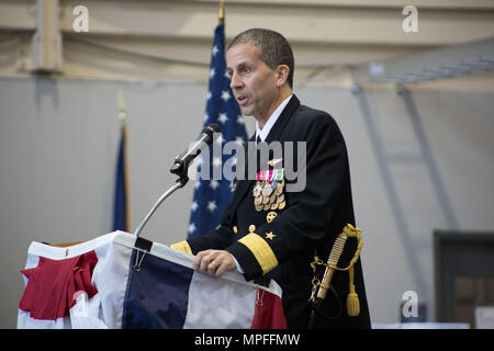 170224-N-RP435-152 SAN DIEGO (fév. 24, 2017) Arrière Adm. Carl Chebi parle lors de la passation de commandement de la direction de programme régionaux" (PEO) Commandement, Contrôle, Communications, Informatique et Renseignement (C4I) et de l'espace Systèmes après la prise de commandement de l'arrière Adm. Christian "Boris" Becker (assis à gauche). Chebi a parlé de la poursuite de la vision de C4I PEO PEO et systèmes spatiaux et hâte d'apprendre à connaître la main-d'œuvre. Becker est de passer à la commande Space and Naval Warfare Systems Command. (U.S. Photo de la marine par Krishna M. Jackson/libérés) Banque D'Images