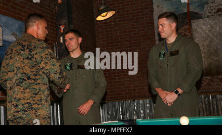 Le brig. Le général Matthew Glavy, gauche, présente le capitaine Taylor Zehrung et le capitaine Robert Reddy Pièces de commande 2 Marine Aircraft Wing au cours d'une cérémonie de correctifs à bord de Marine Corps Air Station Beaufort, 24 février. Après avoir reçu les correctifs de leur nouvelle unité, Reddy et Zehrung ont été félicité pour le travail difficile qu'ils n'ont alors que la formation sur le F-35B Lightning II. Zehrung et Reddy va maintenant être avec Marine Fighter Attack Squadron 121. Glavy est le commandant général du 2ème MAW et Reddy et Zehrung sont avec Marine Fighter Squadron 501 de la formation d'attaque, Marine Aircraft Group 31. Banque D'Images