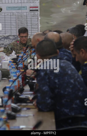 L'armée américaine le général Joseph Votel, commandant général du Commandement central des États-Unis, se réunit avec son partenaire et avec les dirigeants de la Coalition au cours d'une visite au Hammam al-Alil, l'Iraq, le 25 février 2017. L'ampleur et la diversité de partenaires qui appuient la Coalition mondiale unifiée et démontrer la nature de l'effort pour vaincre ISIS. Groupe Force-Operation résoudre inhérent est la Coalition mondiale pour vaincre ISIS en Iraq et en Syrie. (U.S. Illustration de l'armée par le sergent. Jason Hull) Banque D'Images