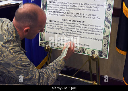 Le Colonel Ryan Samuelson, 92e Escadre de ravitaillement en vol, signe la proclamation de la semaine de gagner du militaire, le 2 février 2017, à Fairchild Air Force Base, à Washington. La semaine est un militaire enregistre chaque année l'occasion organisée en février pour les installations et les organisations à promouvoir de bonnes habitudes d'épargne et d'une occasion pour les militaires et leurs familles afin d'évaluer leur propre état d'économie. (U.S. Air Force photo/Senior Airman Mackenzie Richardson) Banque D'Images