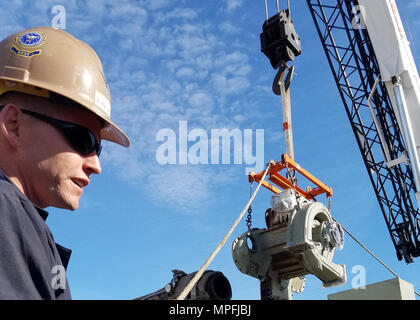 Maître de 1re classe Cole Einhaus guide l'EMD turbocompresseur en position d'installation. Les techniciens de Seabee Naval Facilities Engineering et expéditionnaires (Centre de guerre NAVFAC EXWC), l'équipement de services publics de téléphonie mobile (MUSE) division, déployée en appui Naval Station Rota, Espagne (NAVSTA Rota) le 1er février. Lors d'une récente inspection programmée, l'équipe de MUSE d'identifier un composant défectueux et trouve rapidement la cause racine. Un turbocompresseur a empêché la centrale de produire l'électricité nécessaire pour l'alimentation des navires amarrés à NAVSA Rota. MUSE est un tous les enrôle di Banque D'Images