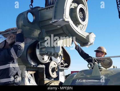 Maître de 1re classe Cole Einhaus guide le nouveau turbocompresseur en position. Les techniciens de Seabee Naval Facilities Engineering et expéditionnaires (Centre de guerre NAVFAC EXWC), l'équipement de services publics de téléphonie mobile (MUSE) division, déployée en appui Naval Station Rota, Espagne (NAVSTA Rota) le 1er février. Lors d'une récente inspection programmée, l'équipe de MUSE d'identifier un composant défectueux et trouve rapidement la cause racine. Un turbocompresseur a empêché la centrale de produire l'électricité nécessaire pour l'alimentation des navires amarrés à NAVSA Rota. MUSE est une division d'NAVFAC enrôlé tous Banque D'Images