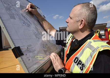 Clifton Nance, 72e Ingénieur Civil, chef des opérations de l'incident, écrit des notes sur une carte de base pendant la guerre 17-01 Wagon de la préparation aux catastrophes naturelles et de l'exercice exercice tornade, le 27 février 2017, Tinker Air Force Base, Texas. En raison de la fréquente occurrence de tornades et d'endommager la météo dans la région, Tinker AFB organise régulièrement des exercices pour s'assurer des réponses appropriées par la population et les équipes d'urgence. (U.S. Air Force photo/Greg L. Davis) Banque D'Images