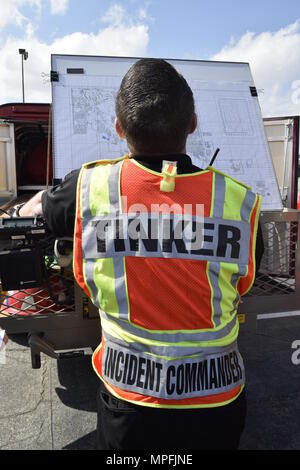 Terry Ford, 72e Ingénieur Civil, chef de l'intervention, des critiques et des problèmes de dommages a marqué sur une carte de base pendant la guerre 17-01 Wagon de la préparation aux catastrophes naturelles et de l'exercice exercice tornade, le 27 février 2017, Tinker Air Force Base, Texas. En raison de la fréquente occurrence de tornades et d'endommager la météo dans la région, Tinker AFB organise régulièrement des exercices pour s'assurer des réponses appropriées par la population et les équipes d'urgence. (U.S. Air Force photo/Greg L. Davis) Banque D'Images