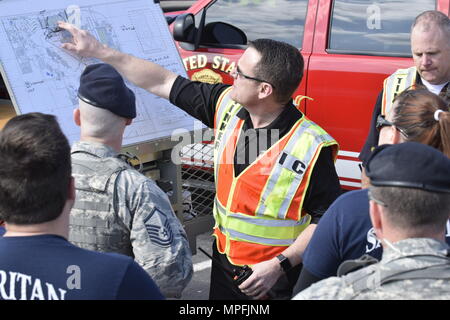 Terry Ford, 72e Ingénieur Civil, chef de l'intervention, les points d'importantes informations sur un plan de base d'intervenants réunis autour de lui durant la guerre 17-01 Wagon de la préparation aux catastrophes naturelles et de l'exercice exercice tornade, le 27 février 2017, Tinker Air Force Base, Texas. En raison de la fréquente occurrence de tornades et d'endommager la météo dans la région, Tinker AFB organise régulièrement des exercices pour s'assurer des réponses appropriées par la population et les équipes d'urgence. (U.S. Air Force photo/Greg L. Davis) Banque D'Images