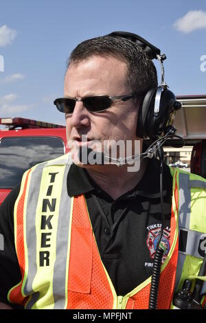 Terry Ford, 72e Ingénieur Civil, chef de l'intervention, parle à un casque radio pendant la guerre 17-01 Wagon de la préparation aux catastrophes naturelles et de l'exercice exercice tornade, le 27 février 2017, Tinker Air Force Base, Texas. En raison de la fréquente occurrence de tornades et d'endommager la météo dans la région, Tinker AFB organise régulièrement des exercices pour s'assurer des réponses appropriées par la population et les équipes d'urgence. (U.S. Air Force photo/Greg L. Davis) Banque D'Images