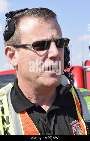 Terry Ford, 72e Ingénieur Civil, chef de l'intervention, parle à un casque radio pendant la guerre 17-01 Wagon de la préparation aux catastrophes naturelles et de l'exercice exercice tornade, le 27 février 2017, Tinker Air Force Base, Texas. En raison de la fréquente occurrence de tornades et d'endommager la météo dans la région, Tinker AFB organise régulièrement des exercices pour s'assurer des réponses appropriées par la population et les équipes d'urgence. (U.S. Air Force photo/Greg L. Davis) Banque D'Images