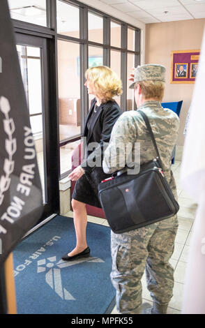 170227-N-QP351-121 TAMPA, FLORIDE. (27 février 2017) Secrétaire de l'Armée de l'air (par intérim) Lisa Disbrow quitte la base aérienne MacDill, de la salle à manger après la visite avec les anciens combattants pour le début de la DOD 2017 Jeux de guerrier tryouts a tenu à la base aérienne MacDill. Le Programme de soins de guerrier SOCOM (Care Coalition) adaptive sports militaire contribue à la santé physique et mentale afin d'améliorer la santé globale et le bien-être des blessés, malades ou blessés des forces d'opérations spéciales, par l'exposition à l'équipe de adaptive sports et activités. Socom va sélectionner son équipe au cours de l'Assemblée tous les sports-camp de formation Banque D'Images