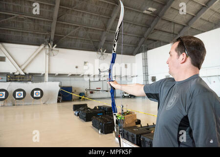 170227-N-QP351-155 TAMPA, FLORIDE. (27 février 2017) Un athlète de U.S. Special Operations Command militaire du programme sportif adapté une flèche avec ses dents au cours de la proue à la concurrence du DOD 2017 SOCOM Jeux guerrier tryouts a tenu à la base aérienne MacDill, Floride, le 27 février, 2017. Le Programme de soins de guerrier SOCOM (Care Coalition) adaptive sports militaire contribue à la santé physique et mentale afin d'améliorer la santé globale et le bien-être des blessés, malades ou blessés des forces d'opérations spéciales, par l'exposition à l'équipe de adaptive sports et activités. Socom va sélectionner son équipe pendant Banque D'Images