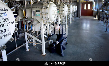 Darryl Hodge, 733e Escadron de préparation logistique des systèmes de distribution de carburants fossiles installations, l'exploitant prend un échantillon de carburant au joint Base Langley-Eustis, en Virginie, le 10 avril 2017. Tout comme l'oxygène liquide, de nombreuses mesures sont prises pour assurer la qualité du carburant jet est utilisé pour alimenter des aéronefs sur la base, d'inclure la vérification du réservoir qui est actuellement en cours d'utilisation, toutes les 24 heures pour l'eau. Banque D'Images