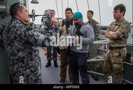 170201-N-MM501-0008 Le Lieutenant Stuart McPherson, navigateur du navire affecté à la Marine royale australienne frégate de classe ANZAC HMAS Arunta (FFH 151) explique le rôle du navire dans l'exercice Unified Trident aux médias régionaux dans la région du Golfe Le 1 février. Unified Trident est un exercice multilatéral avec la Royal Navy, de la Royal Australian Navy et de la Marine Nationale Française pour améliorer les capacités de placement, d'améliorer la performance tactique et renforcer les partenariats pour assurer la libre circulation du commerce et de la liberté de navigation à l'intérieur 5e flotte américaine zone d'opérations. (U.S. Caméra de combat de la marine photo par la communication de masse Banque D'Images