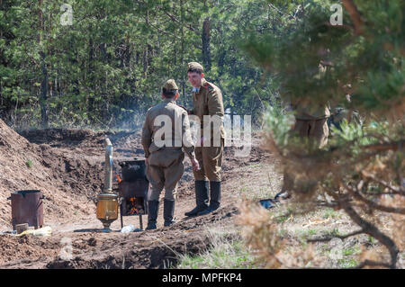 Les soldats soviétiques sont en train de préparer le dîner. La reconstruction des hostilités 2018-04-30 Samara, Russie. Banque D'Images