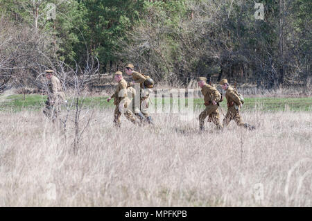 Des soldats soviétiques se préparent à se battre. La reconstruction des hostilités 2018-04-30 Samara, Russie. Banque D'Images