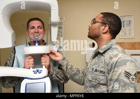 Airman Senior Marlon Lampkin, 403e Escadron Staging aéromédical X-ray technician, prépare le conseiller-maître Sgt. Thomas Lassabe, 403e vol Fabrications surintendant, pour un X-ray au cours d'un examen dentaire de routine, le 10 février 2017, à la base aérienne de Keesler, Mississippi. L'un des rôles de l'ASTS est de s'assurer que le citoyen de l'escadre d'aviateurs sont en bonne santé et apte au service dans le monde entier. (U.S. Air Force photo/Tech. Le Sgt. Ryan Labadens) Banque D'Images