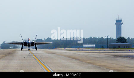 Un F-35C Lightning II taxis l'axe de vol le 27 février à partir de l'Escadron de chasse 101 grève sur la base aérienne d'Eglin, en Floride, le F-35C est un transporteur à faible capacité multi-rôle observable d'avions de chasse, conçu pour fournir une projection de puissance dans l'air de la mer. La Marine a Joint strike fighter porte modifications structurelles des autres versions, nécessité par l'augmentation de la résilience requise pour les opérations du transporteur.(U.S. Air Force photo de Kristin Stewart) Banque D'Images