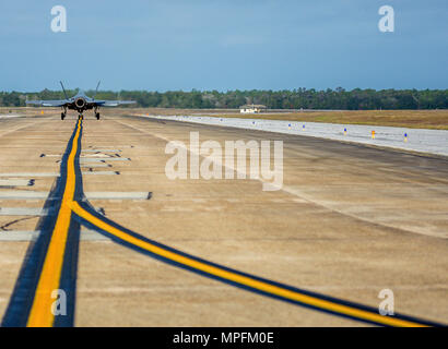 Un F-35C Lightning II taxis l'axe de vol le 27 février à partir de l'Escadron de chasse 101 grève sur la base aérienne d'Eglin, en Floride, le F-35C est un transporteur à faible capacité multi-rôle observable d'avions de chasse, conçu pour fournir une projection de puissance dans l'air de la mer. La Marine a Joint strike fighter porte modifications structurelles des autres versions, nécessité par l'augmentation de la résilience requise pour les opérations du transporteur.(U.S. Air Force photo de Kristin Stewart) Banque D'Images