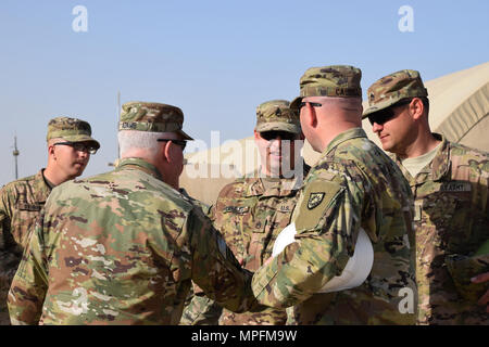 New York's Directeur de l'équipe conjointe Brig. Le général Benjamin Adams III accueille des soldats de la 207e compagnie de construction horizontale 4 mars lors d'une visite au Camp Arifjan, au Koweït. Banque D'Images