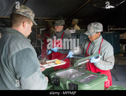 Service alimentaire aviateurs avec le 512th Escadron Affaires Memorial en compétition pour le Prix 2017 John L. Hennessy à Dover Air Force Base, Del., 3 mars 2017. Le Hennessy Prix reconnaît l'excellence dans les services de restauration sur plusieurs branches militaires. (U.S. Air Force photo / Renee M. Jackson) Banque D'Images