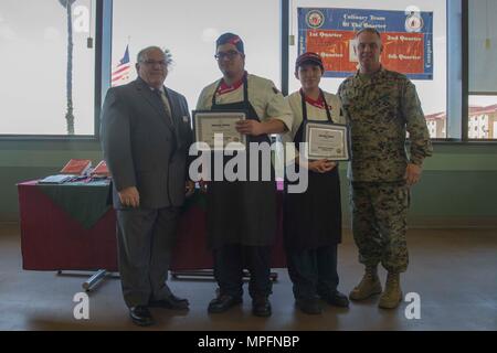 M. Allen Berue, district manager, Sodexo Camp Pendleton, extrême gauche, Christopher Rosels, centre gauche, Samantha Cruz, centre droit, Cook, Mess mess Hall 1365, et U.S. Marine Corps Brig. Le général Kevin J., Persmnes général commandant du Corps des Marines, à l'ouest des installations, du Marine Corps Base, Camp Pendleton, extrême droite, posent pour une photo lors de la cérémonie de remise des prix pour l'équipe culinaire du trimestre à la concurrence 41 salon salle à Camp Pendleton, Californie, le 8 mars 2017. (U.S. Marine Corps photo par Lance Cpl. Brooke Woods) Banque D'Images