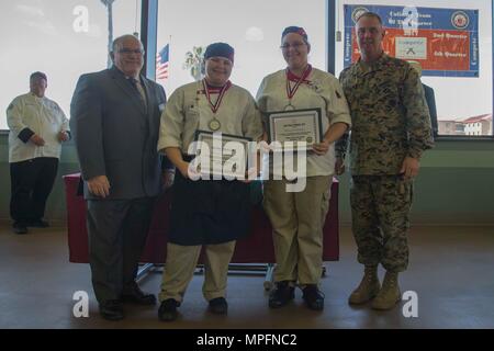 M. Allen Berue, district manager, Sodexo Camp Pendleton, extrême gauche, Michaela, Dunkleberger Dunkleberger Rebecca, centre gauche, centre droit, Mess des cuisiniers, Marine Corps Recruter Depot San Diego, et U.S. Marine Corps Brig. Le général Kevin J., Persmnes général commandant du Corps des Marines, à l'ouest des installations, du Marine Corps Base, Camp Pendleton, extrême droite, posent pour une photo lors de la cérémonie de remise des prix pour l'équipe culinaire du trimestre à la concurrence 41 salon salle à Camp Pendleton, Californie, le 8 mars 2017. (U.S. Marine Corps photo par Lance Cpl. Brooke Woods) Banque D'Images