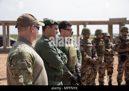 Avec les Marines, les Forces U.S. Marine Corps Special Operations Command et l'Office marocain de l'opération spécial Forces reçoivent leur sécurité bref avant de tourner sur la plage à bord d'ici l'instillation Tifnit 28 Février, 2017. Cette année marque le dixième itération de l'exercice, qui se concentre sur la construction de la capacité des partenaires et renforcer l'interopérabilité entre 24 pays d'Afrique et de l'Ouest partenaires formation dans sept pays partenaires. (U.S. Marine Corps Photo par le Sgt. Scott A. Achtemeier/ /libéré) Banque D'Images