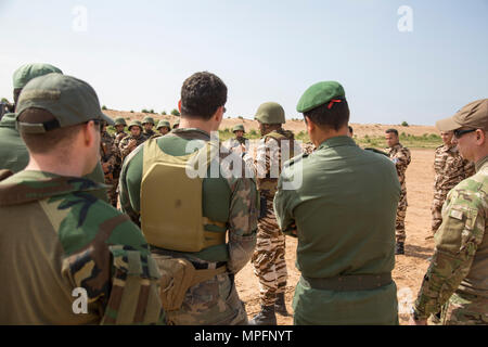 Avec les Marines, les Forces U.S. Marine Corps Special Operations Command et l'Office marocain de l'opération spécial Forces reçoivent leur sécurité bref avant de tourner sur la plage à bord d'ici l'instillation Tifnit 28 Février, 2017. Cette année marque le dixième itération de l'exercice, qui se concentre sur la construction de la capacité des partenaires et renforcer l'interopérabilité entre 24 pays d'Afrique et de l'Ouest partenaires formation dans sept pays partenaires. (U.S. Marine Corps Photo par le Sgt. Scott A. Achtemeier/ /libéré) Banque D'Images