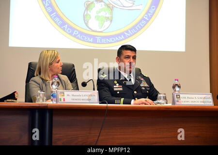 (De gauche à droite) Mme Manuela Lanzarin, Conseiller pour les services sociaux de la région de Vénétie et le colonel de l'armée américaine Darius S. Gallegos, Centre d'excellence pour les unités de police de stabilité (COESPU) directeur adjoint lors de la cérémonie d'ouverture de la 5e "genre de protection dans les opérations de maintien de la paix" à l'CoESPU à Vicenza, Italie, 8 mars 2017. L'événement a rassemblé des chefs militaires et civils de la communauté locale et a offert l'occasion de célébrer la Journée internationale de la femme. (U.S. Photo de l'armée par Visual Spécialiste de l'information Paolo Bovo/libérés) Banque D'Images