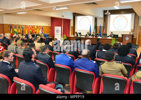 Mme Manuela Lanzarin, Conseiller pour les services sociaux de la région de Veneto traite de dignitaires et invités d'Europe, d'Afrique, l'Italie et les États-Unis lors de la cérémonie d'ouverture de la 5e "genre de protection dans les opérations de paix," cours au Centre d'excellence pour les unités de police de stabilité (COESPU) à Vicenza, Italie, 8 mars 2017. L'événement a rassemblé des chefs militaires et civils de la communauté locale et a offert l'occasion de célébrer la Journée internationale de la femme. (U.S. Photo de l'armée par Visual Spécialiste de l'information Paolo Bovo/libérés) Banque D'Images