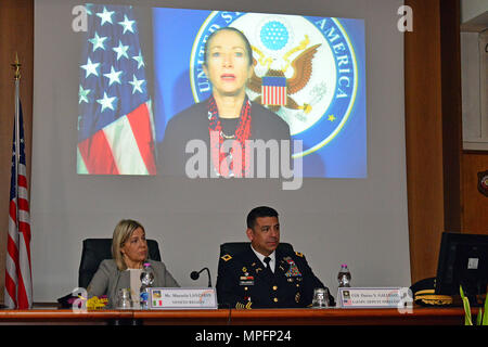 (De gauche à droite) Mme Manuela Lanzarin, Conseiller pour les services sociaux de la région de Vénétie et le colonel de l'armée américaine Darius S. Gallegos, Centre d'excellence pour les unités de police de stabilité (COESPU) directeur adjoint d'écouter une déclaration vidéo par chargé d'Affaires ad interim Kelly Degnan, Ambassade des États-Unis, Italie, lors de la cérémonie d'ouverture de la 5e "genre de protection dans les opérations de paix," cours au Centre d'excellence pour les unités de police de stabilité (COESPU) à Vicenza, Italie, le 8 mars 2017. L'événement a rassemblé des chefs militaires et civils de la communauté locale et a offert l'occasion de célébrer Banque D'Images