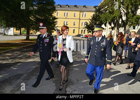 (De gauche) Brig. Le général Giovanni Pietro Barbano, Centre d'excellence pour les unités de police de stabilité (COESPU) directeur, le Dr Irene Fellin, Consultant Genre International Affairs Institute Roma, Italie , et le colonel de l'armée américaine Darius S. Gallegos, CoESPU directeur adjoint lors de la cérémonie d'ouverture de la 5e "genre de protection dans les opérations de maintien de la paix" à l'CoESPU à Vicenza, Italie, 8 mars 2017. L'événement a rassemblé des chefs militaires et civils de la communauté locale et a offert l'occasion de célébrer la Journée internationale de la femme. (U.S. Photo de l'armée par Visual Spécialiste de l'information Paolo Bovo/r Banque D'Images